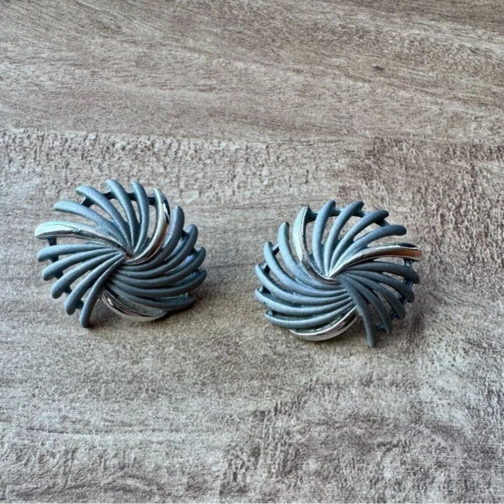 Vintage Angled Swirl Silver Tone Post Back Earrings Grey Blue 80s 90s Classic